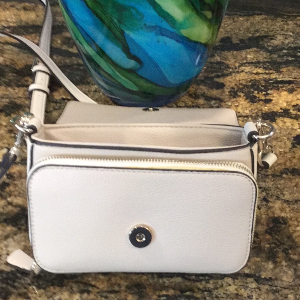 🏵Beautiful Guess Small Purse 🏵 - Picture 6 of 6
